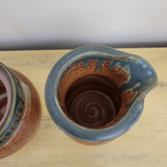 Signed Stoneware Creamer and sugar bowl - Picture 5 of 10